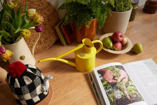Krhlička na polievanie Fazeley Flow Lotus Yellow – 1 l