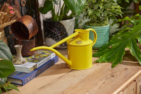 Krhlička na polievanie Fazeley Flow Lotus Yellow – 1 l