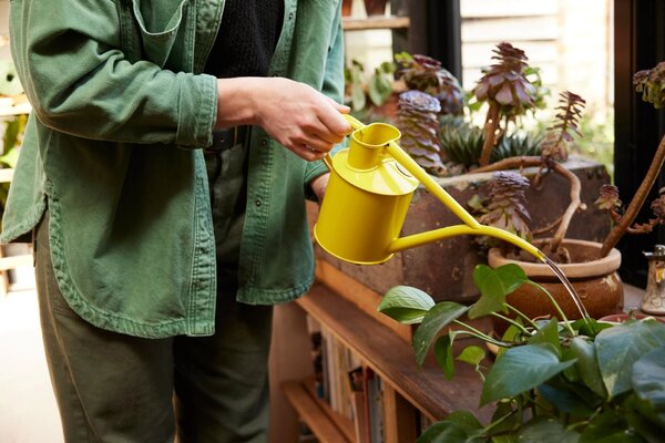 Krhlička na polievanie Fazeley Flow Lotus Yellow – 1 l