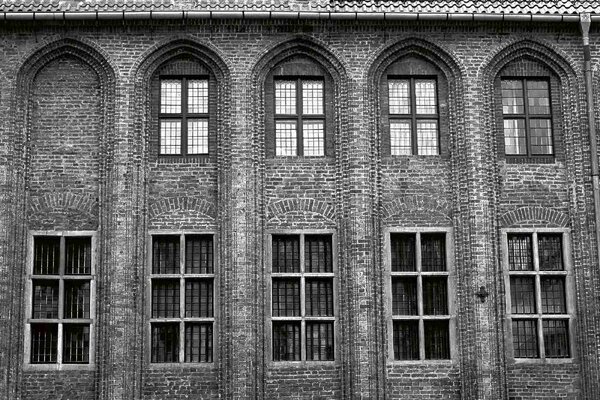 DIMEX | Vliesové fototapety na stenu Gotická radnica MS-5-0800 | 375 x 250 cm | biela, čierna, šedá