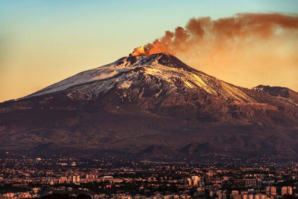 DIMEX | Vliesové fototapety na stenu Sopka Etna MS-5-1923 | 375 x 250 cm | modrá, biela, žltá, hnedá