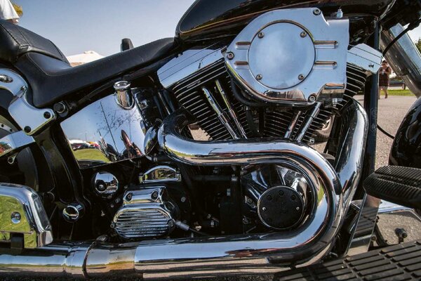 DIMEX | Vliesové fototapety na stenu Lesklý detail motocykla MS-5-2803 | 375 x 250 cm | čierna, metalická