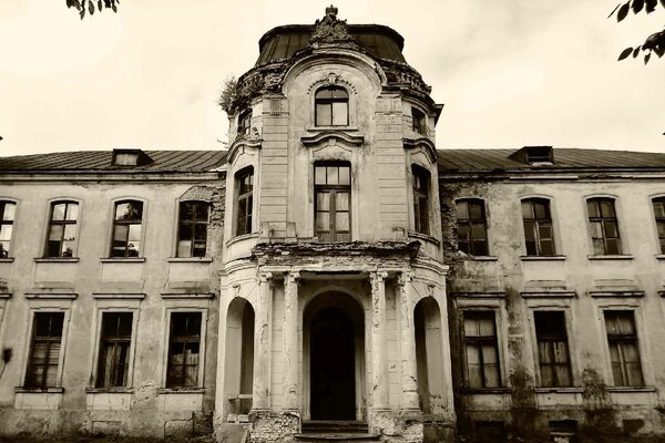 DIMEX | Vliesové fototapety na stenu Palác v Bielorusku MS-5-1025 | 375 x 250 cm | biela, čierna, šedá