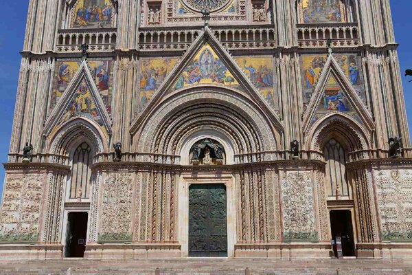 DIMEX | Vliesové fototapety na stenu Katedrála Nanebovzatia Panny Márie, Orvieto MS-5-1105 | 375 x 250 cm | vicefarebná, béžová