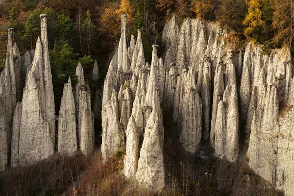DIMEX | Vliesové fototapety na stenu Rittenské prírodné pyramídy MS-5-1698 | 375 x 250 cm | zelená, krémová, šedá