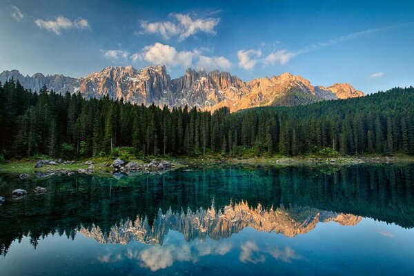 DIMEX | Vliesové fototapety na stenu Lago di Carezza MS-5-3076 | 375 x 250 cm | zelená, modrá, hnedá