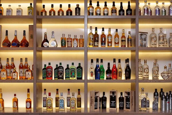 DIMEX | Vliesové fototapety na stenu Fľaše s alkoholom MS-5-2149 | 375 x 250 cm | zelená, žltá, hnedá