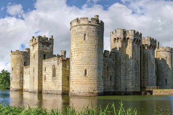 DIMEX | Vliesové fototapety na stenu Hrad Bodiam, Anglicko MS-5-1091 | 375 x 250 cm | zelená, modrá, biela, béžová