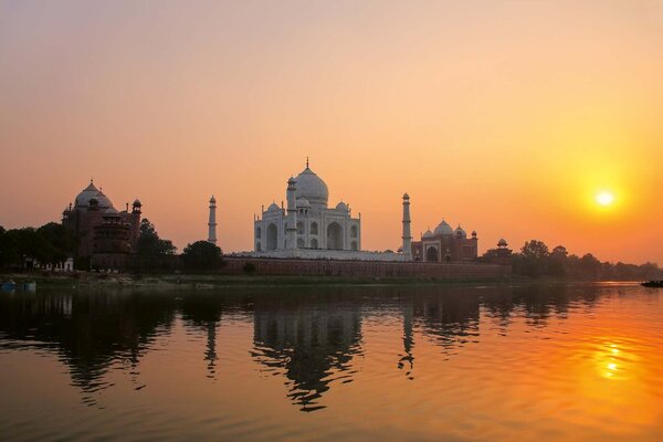 DIMEX | Vliesové fototapety na stenu Agra, India MS-5-1123 | 375 x 250 cm | biela, žltá, hnedá