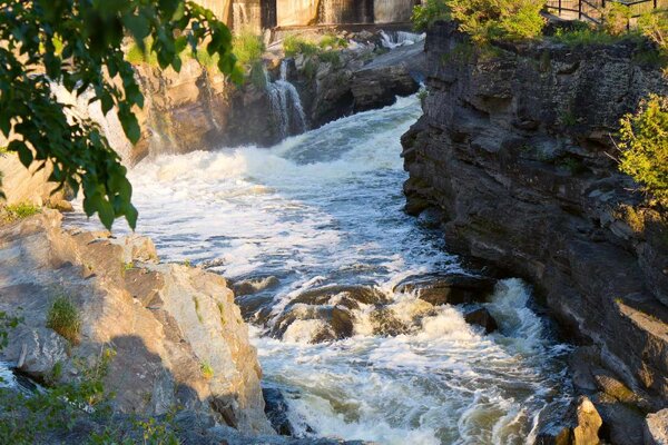 DIMEX | Vliesové fototapety na stenu Rocky Rapids, Kanada MS-5-3111 | 375 x 250 cm | zelená, biela, šedá