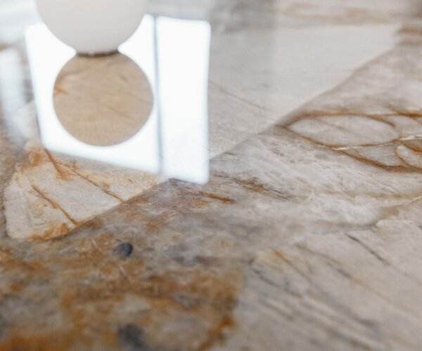 DELIFE Konferenčný stolík Edge zaoblený tvar 135×80 cm keramika Patagonia leštená Conis nerezová oceľ kefovaná
