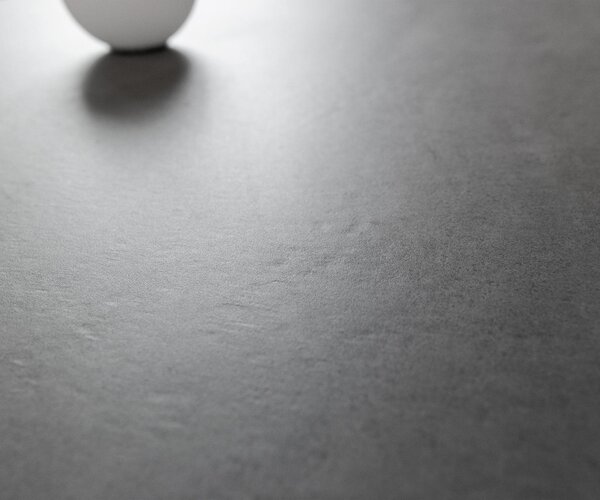DELIFE Konferenčný stolík Edge zaoblený 100×50 cm keramika betónová sivá Sarity nerezová oceľ kefovaná