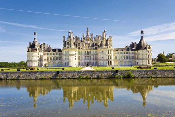 DIMEX | Vliesové fototapety na stenu Zámok Chambord IV. MS-5-1092 | 375 x 250 cm | zelená, modrá, biela, béžová