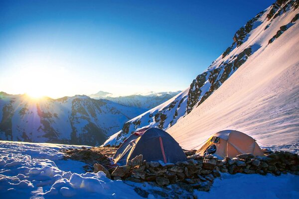DIMEX | Vliesové fototapety na stenu Kempovanie Mount Everest MS-5-1573 | 375 x 250 cm | modrá, biela, čierna