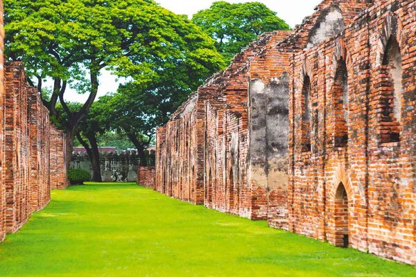 DIMEX | Vliesové fototapety na stenu Palác v Lopburi MS-5-0982 | 375 x 250 cm | zelená, oranžová, hnedá