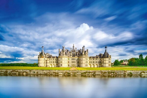 DIMEX | Vliesové fototapety na stenu Zámok Chambord MS-5-1078 | 375 x 250 cm | zelená, modrá, béžová
