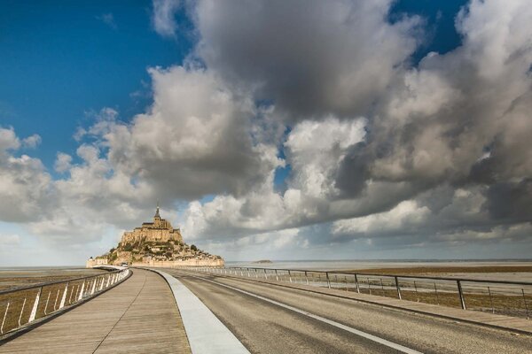 DIMEX | Vliesové fototapety na stenu Mont Saint Michel MS-5-1093 | 375 x 250 cm | modrá, biela, béžová, hnedá
