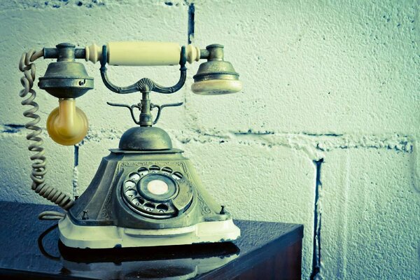 DIMEX | Vliesové fototapety na stenu Retro telefón MS-5-2136 | 375 x 250 cm | zelená, biela, čierna, žltá