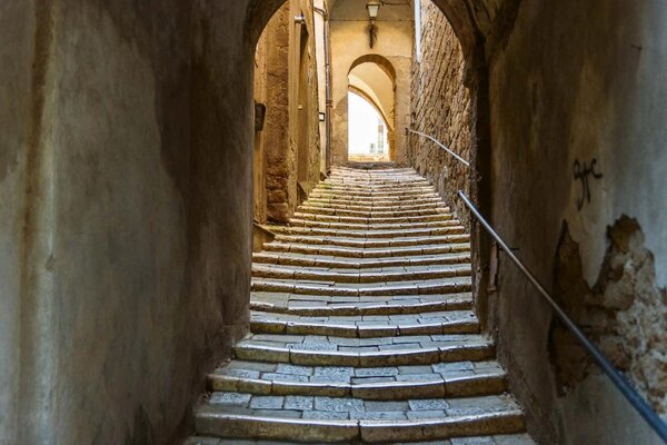 DIMEX | Vliesové fototapety na stenu Pitigliano Taliansko MS-5-0695 | 375 x 250 cm | žltá, šedá