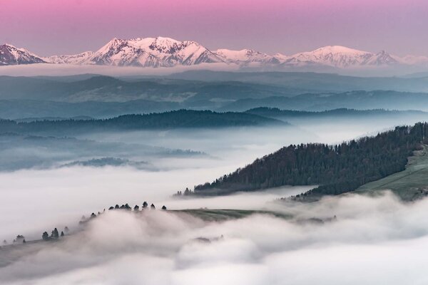 DIMEX | Vliesové fototapety na stenu Krajina v hmle MS-5-1847 | 375 x 250 cm | biela, šedá, ružová