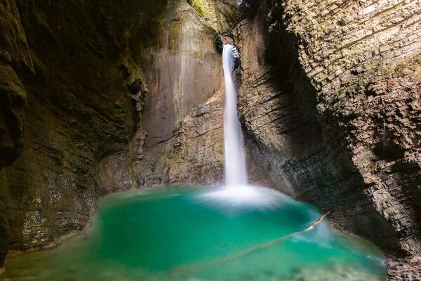 DIMEX | Vliesové fototapety na stenu Vodopád Kozjak MS-5-3178 | 375 x 250 cm | zelená, biela, šedá
