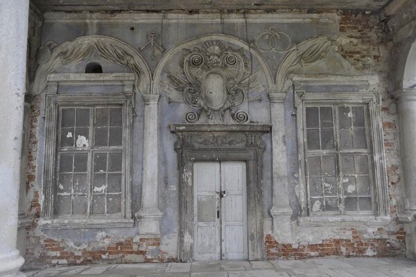 DIMEX | Vliesové fototapety na stenu Staré dvere MS-5-0792 | 375 x 250 cm | biela, oranžová, šedá