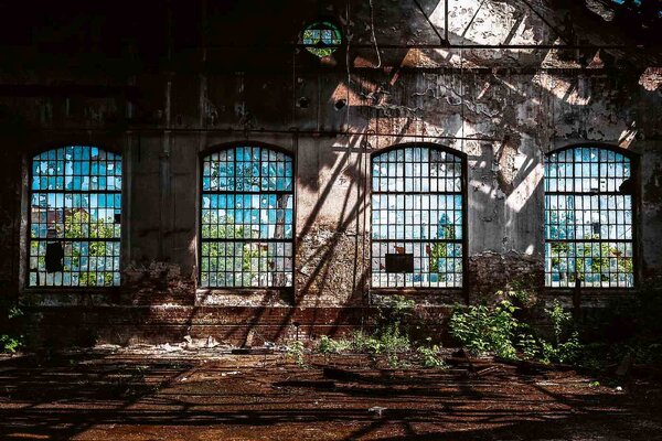 DIMEX | Vliesové fototapety na stenu Opustený priemyselný interiér MS-5-0840 | 375 x 250 cm | zelená, modrá, medená, hnedá, šedá
