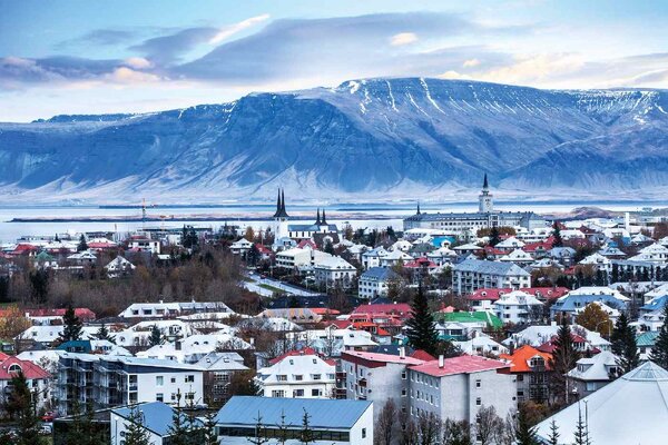 DIMEX | Vliesové fototapety na stenu Reykjavík, Island MS-5-1240 | 375 x 250 cm | modrá, červená, biela, šedá