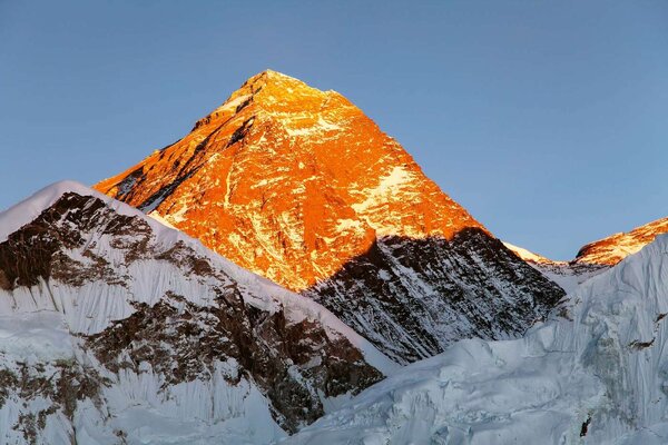 DIMEX | Vliesové fototapety na stenu Večerný pohľad na Mount Everest MS-5-1624 | 375 x 250 cm | modrá, biela, čierna, oranžová