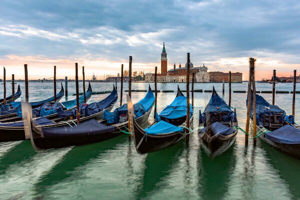 DIMEX | Vliesové fototapety na stenu Gondola v Piazza San Marco MS-5-2764 | 375 x 250 cm | zelená, modrá, červená