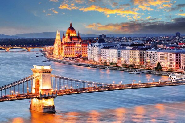 DIMEX | Vliesové fototapety na stenu Budapeštiansky reťazový most MS-5-0681 | 375 x 250 cm | modrá, žltá, šedá
