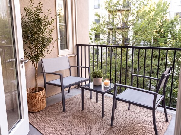 Balkónová bistro súprava sivá oceľ 2-miestna so stolíkom moderný industriálny štýl terasa balkón