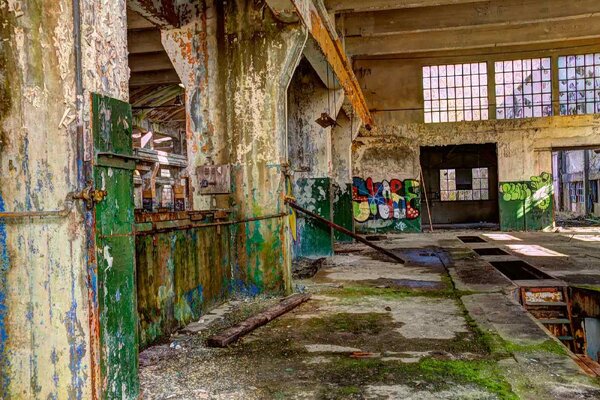 DIMEX | Vliesové fototapety na stenu Stará opustená továreň MS-5-0874 | 375 x 250 cm | zelená, béžová, žltá