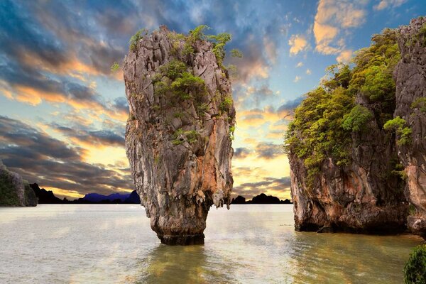 DIMEX | Vliesové fototapety na stenu Khao Phing Kan MS-5-1690 | 375 x 250 cm | zelená, modrá, hnedá, šedá