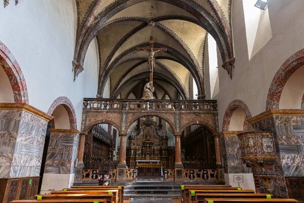 DIMEX | Vliesové fototapety na stenu Kostol Sant'Orso MS-5-0891 | 375 x 250 cm | biela, hnedá, šedá