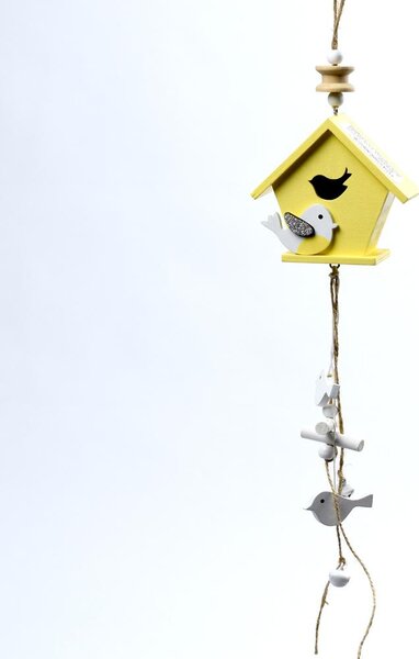 Záves domček s vtákom drevo žltý 43x9,5x4,5cm