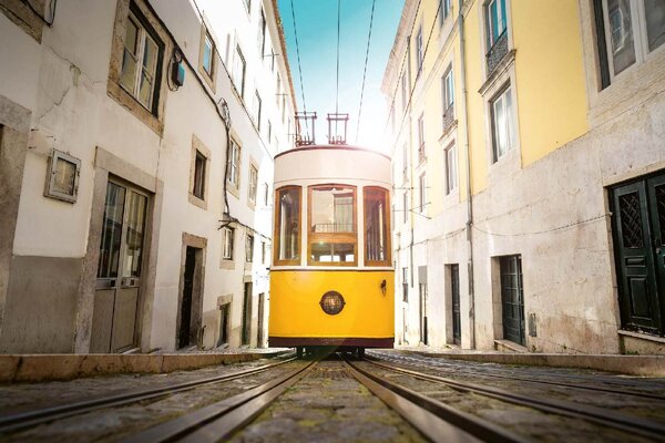 DIMEX | Vliesové fototapety na stenu Električka v Lisabone MS-5-2878 | 375 x 250 cm | biela, žltá, šedá