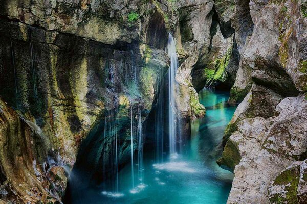 DIMEX | Vliesové fototapety na stenu Vodopád v Slovinsku MS-5-3167 | 375 x 250 cm | zelená, modrá, šedá