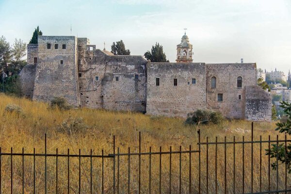DIMEX | Vliesové fototapety na stenu Údolie kríža MS-5-1181 | 375 x 250 cm | zelená, béžová, čierna, hnedá