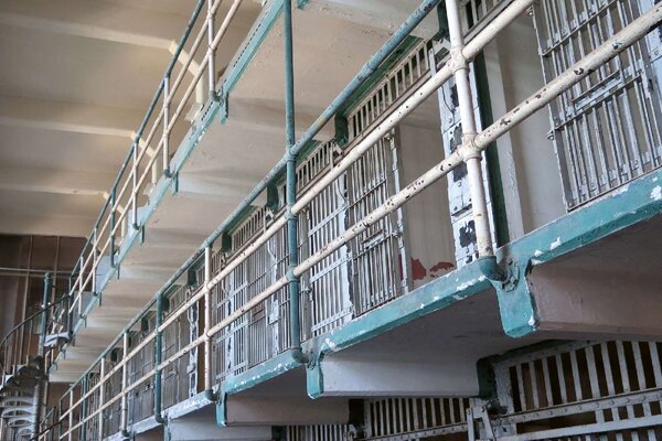 DIMEX | Vliesové fototapety na stenu Historické väzenie Alcatraz MS-5-0958 | 375 x 250 cm | zelená, biela, šedá