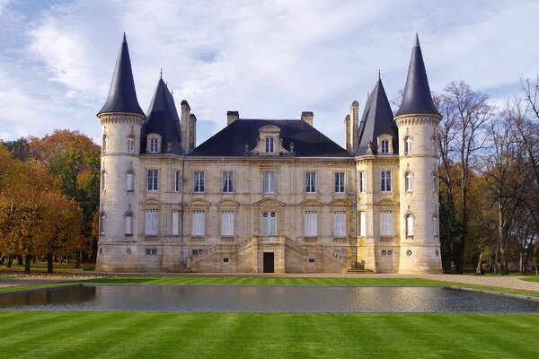 DIMEX | Vliesové fototapety na stenu Chateau Pichon Baron, Francúzsko MS-5-1086 | 375 x 250 cm | zelená, modrá, béžová, šedá