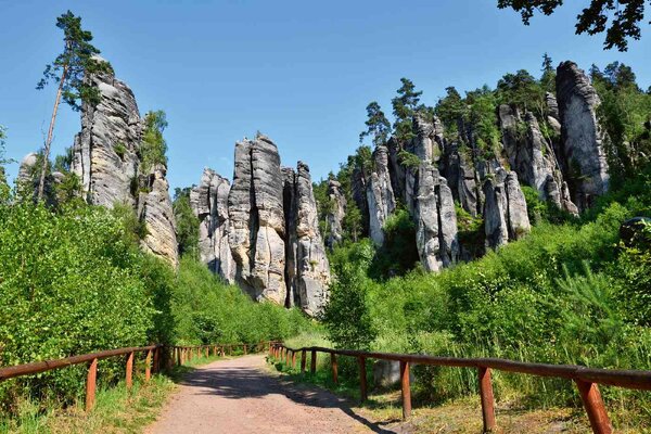 DIMEX | Vliesové fototapety na stenu Vysoké skalné veže MS-5-1663 | 375 x 250 cm | zelená, modrá, šedá