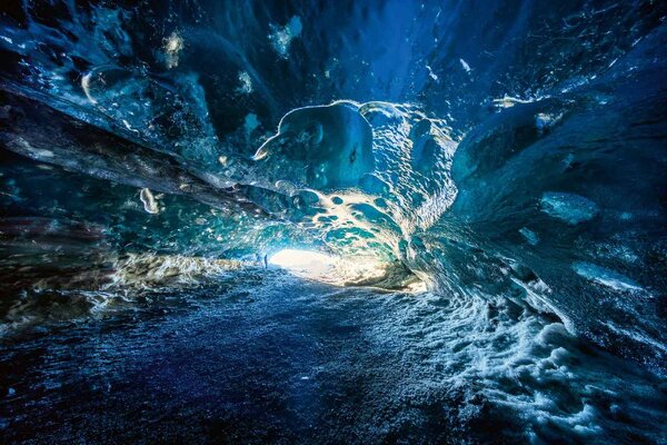 DIMEX | Vliesové fototapety na stenu Modrá ľadová jaskyňa MS-5-1567 | 375 x 250 cm | modrá, biela