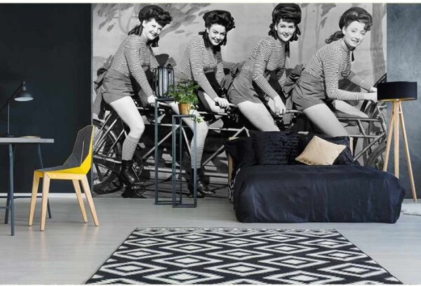 DIMEX | Vliesové fototapety na stenu Ženy na bicykli MS-5-0260 | 375 x 250 cm | čiernobiela