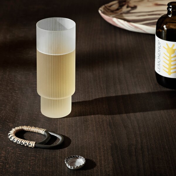 Otvárač na fľaše Weave, Natural/Black Brass – Ferm Living