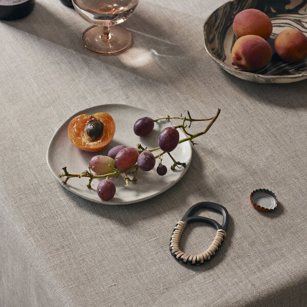 Otvárač na fľaše Weave, Natural/Black Brass – Ferm Living