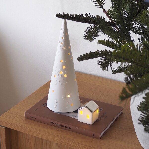 Porcelánový LED svícen ve tvaru stromečku 30 cm