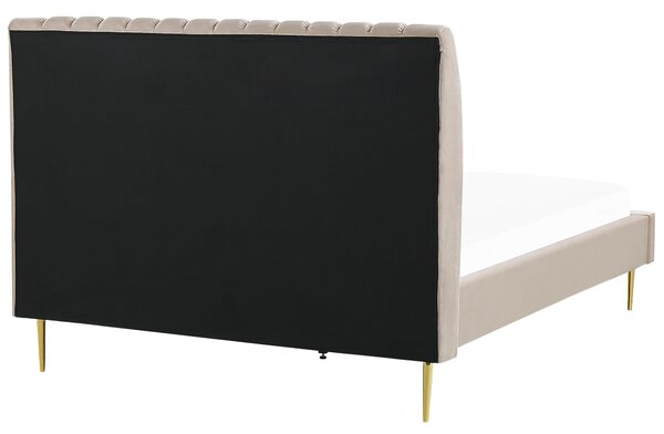Čalúnená posteľ béžová zamatová 160 x 200 cm lamelový rošt vysoké čelo elegantný dizajn spálňa