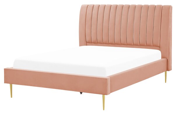 Čalúnená posteľ broskyňová zamatová 140 x 200 cm lamelový rošt vysoké čelo elegantný dizajn spálňa