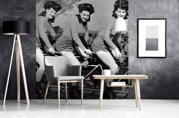 DIMEX | Vliesová fototapeta na stenu Ženy na bicykli MS-3-0260 | 225 x 250 cm | čiernobiela